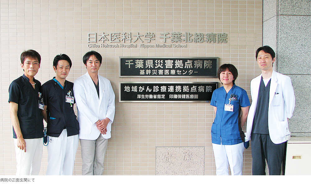 集合写真(病院の正面玄関にて)